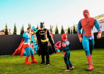 Сценарій дитячого свята “Казковий день з супергероями”