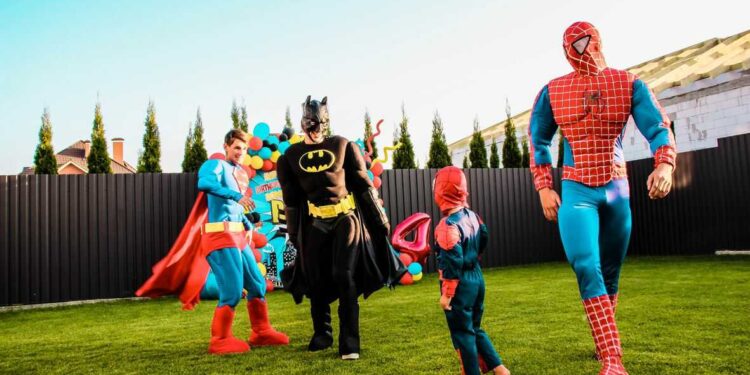 Сценарій дитячого свята “Казковий день з супергероями”