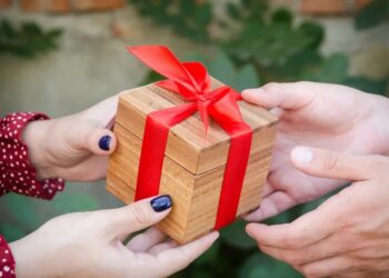 Що подарувати подрузі на день народження?