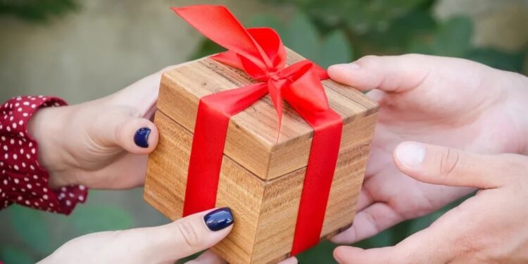 Що подарувати подрузі на день народження?