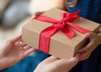 Привітання + подарунок: як здивувати близьку людину у 2025 році